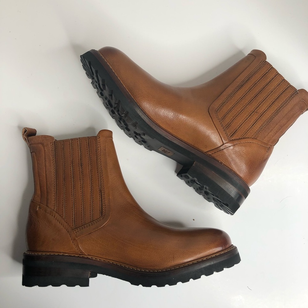 NEW W/ TAGS Frye Ella Moto Chelsea Boots Cognac NIB